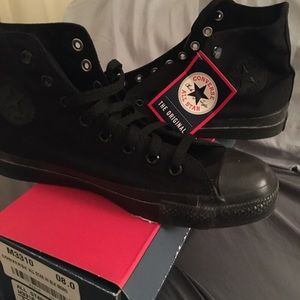 New Black converse Men’s size 8
